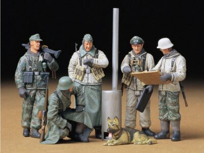 35212  German Soldiers at Field Briefing