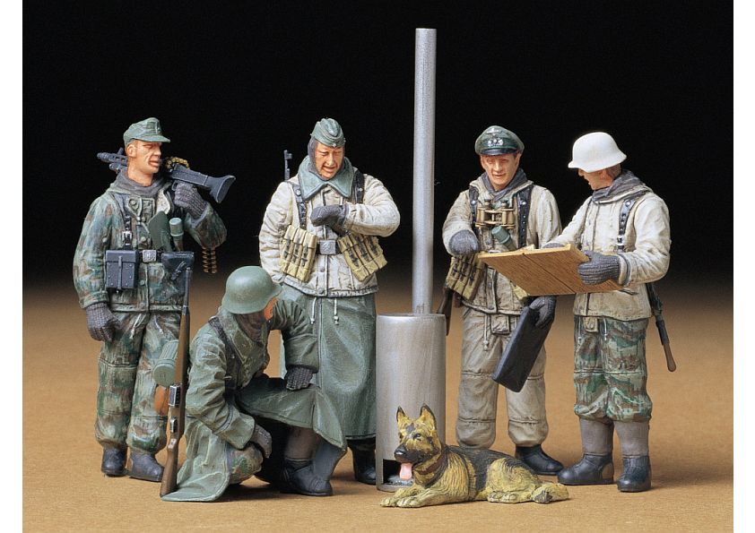35212 German Soldiers at Field Briefing